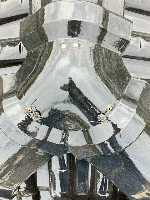 屋根瓦の穴補修跡